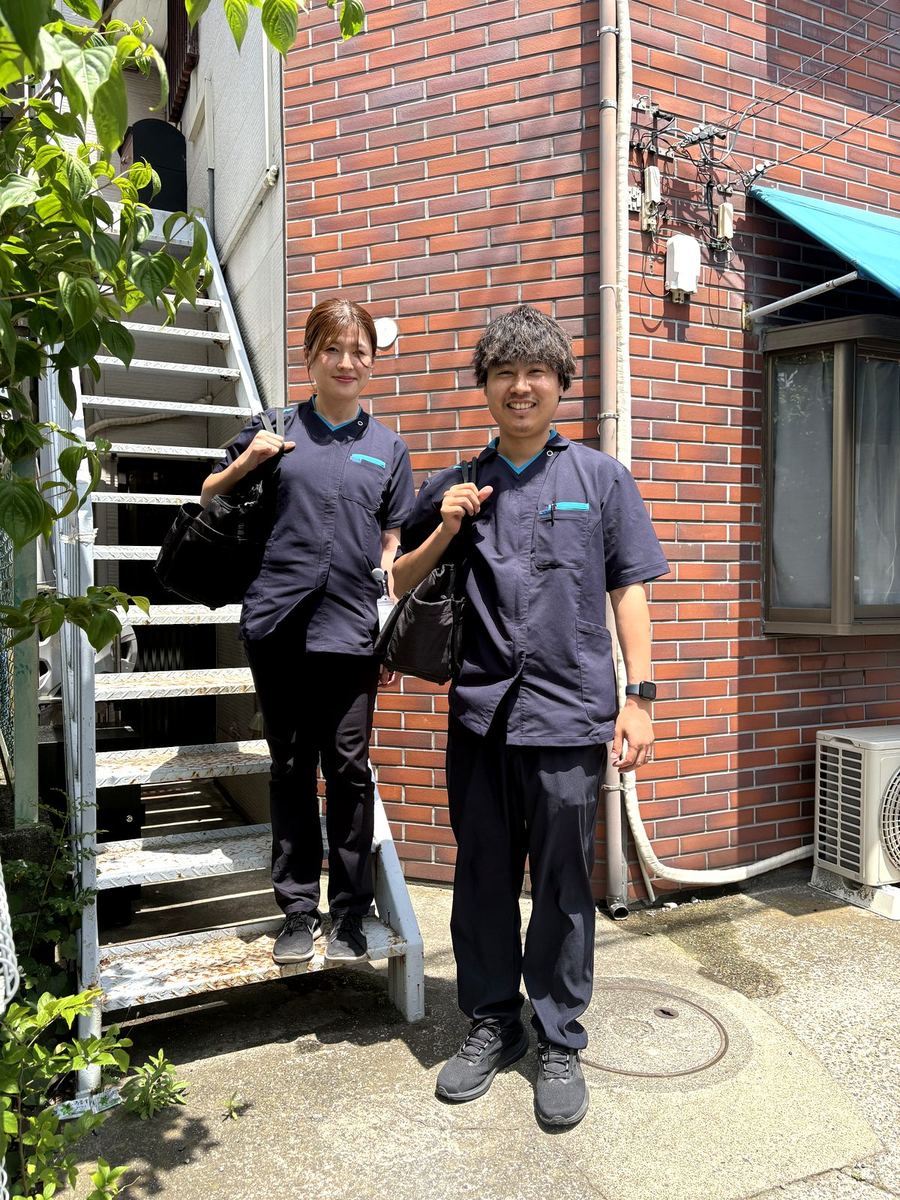 訪問の準備をするスタッフ