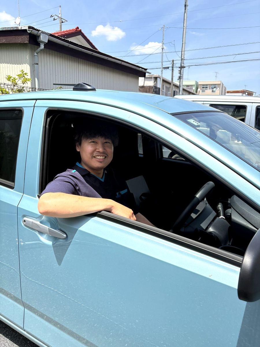 訪問へ出発するスタッフ