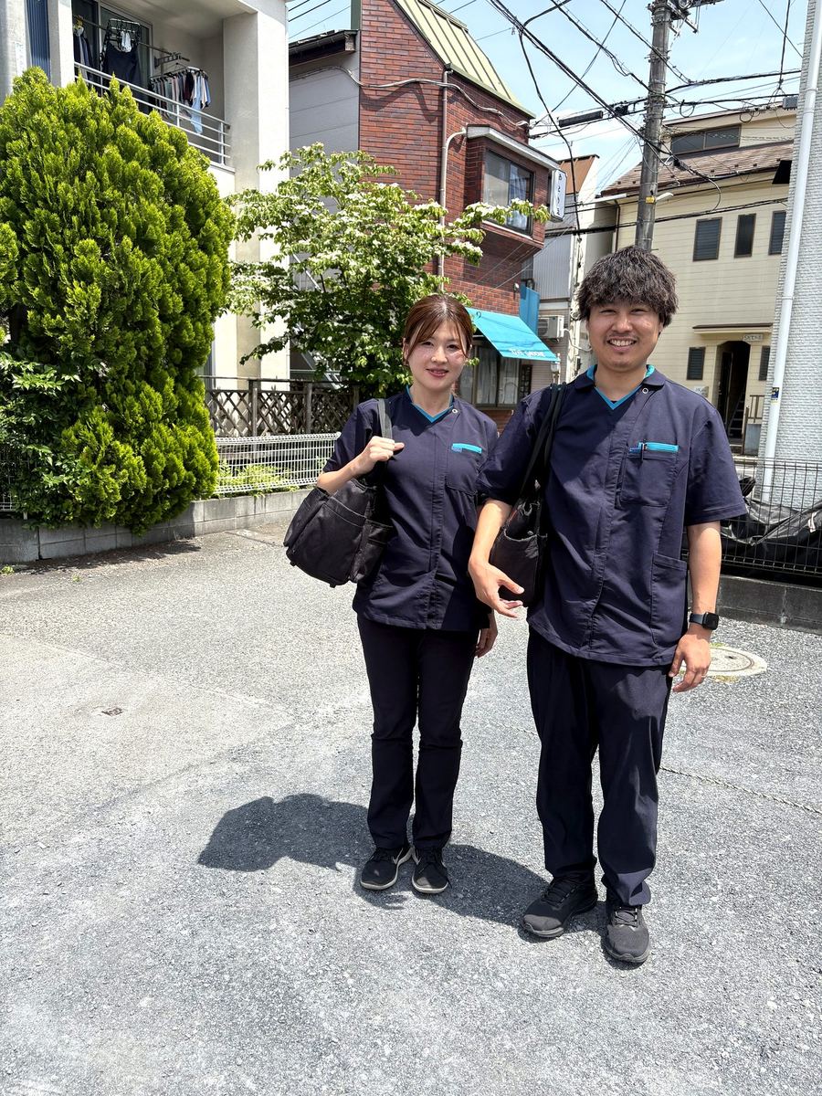 訪問先で笑顔のスタッフ