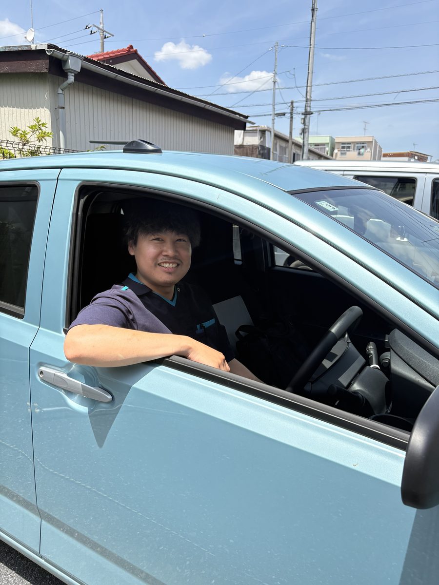 訪問へ向かうスタッフ