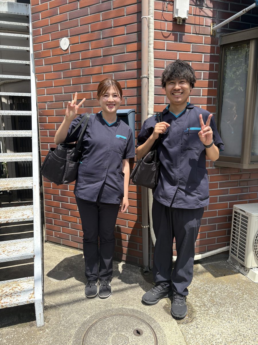 打ち合わせをするスタッフ