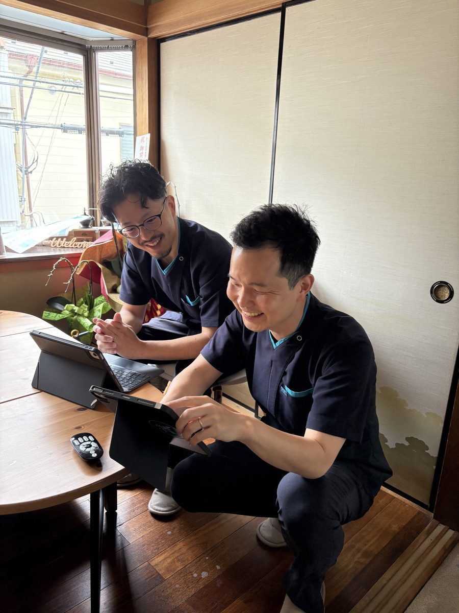 笑顔で語り合うスタッフ